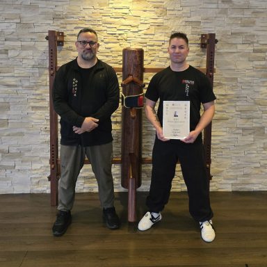 Sifu Ernennung durch Sifu Göksel Erdogan Sifu Goeksel Erdogan ueberreicht Sifu Manni Wellmann die offizielle Sifu Urkunde