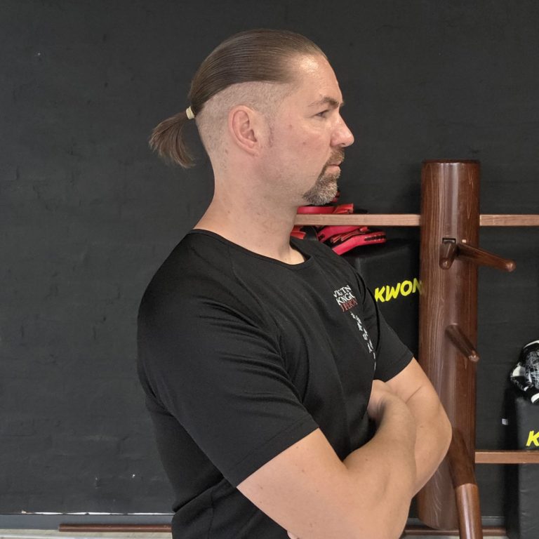 Sifu Manni Wellmann - Ving Tsun Kung Fu Wuppertal Sifu Manni Wellmann beim Training an der Holzpuppe in Wuppertal