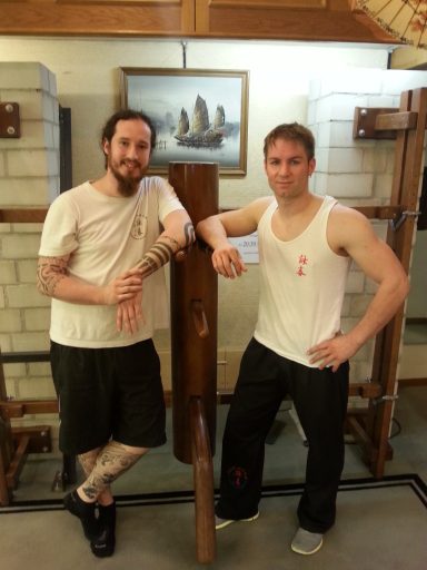 Im Austausch an der Holzpuppe mit Borja Ruiz de Gauna Ving Tsun Intensivtraining mit Sifu Borja Ruiz de Gauna