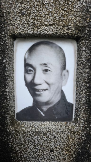 Auf den Spuren der Großmeister: Das Grab von Yip Man Das Grab von Grossmeister Ip Man in Hongkong