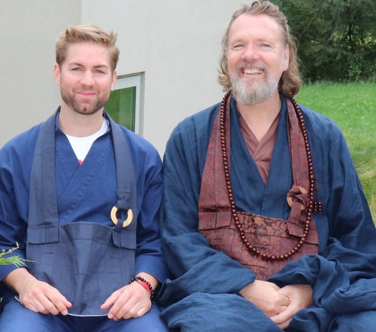 Zen-Meister und Zen-Schüler Dharma-Schüler Manni (Ango) Wellmann bei Zen-Meister Hinnerk (Syobu) Polenski im Zenkloster-Buchenberg.