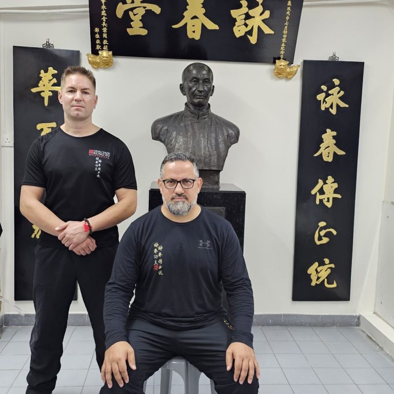 In den Räumlichkeiten wo Ip Man / Yip Man unterrichtet hat. Sifu Göksel Erdogan und Sifu Manni Wellmann in Hongkong in der Ving Tsun Atlethic Association im Headquarter der VTAA 2026.