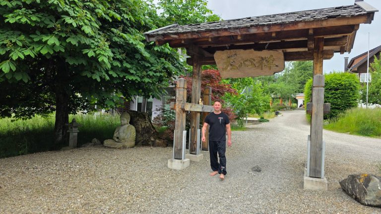 Manni Wellmann im Zen-Kloster Buchenberg Manni Wellmann barfuß am Eingang des Zen-Klosters Buchenberg